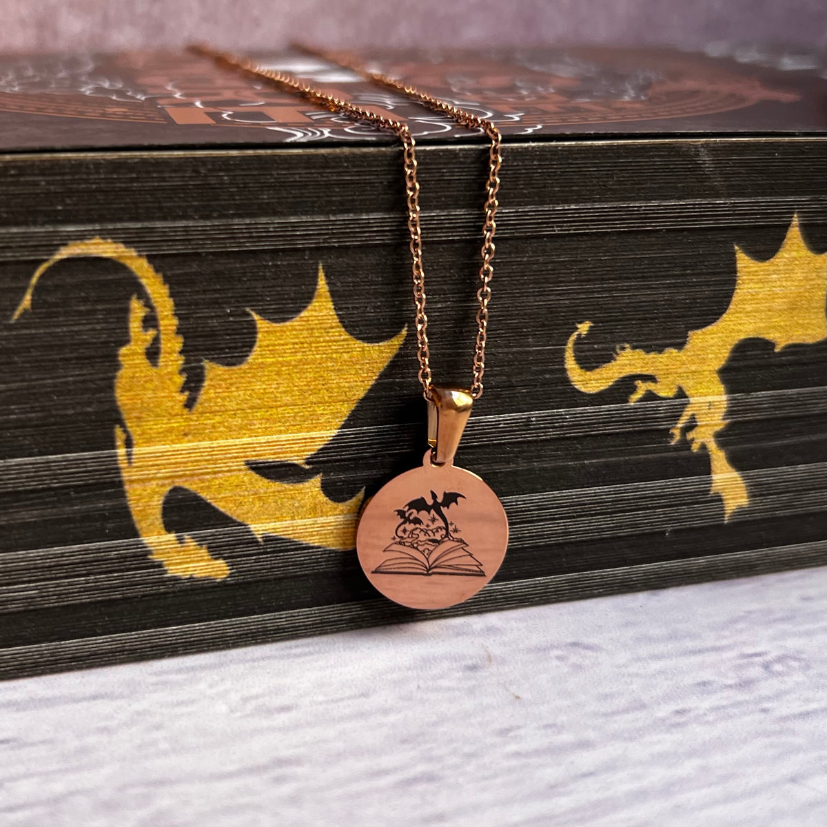 Collar Alas de Sangre Libro