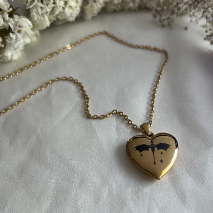 Collar Relicario Corazón Alas de Sangre